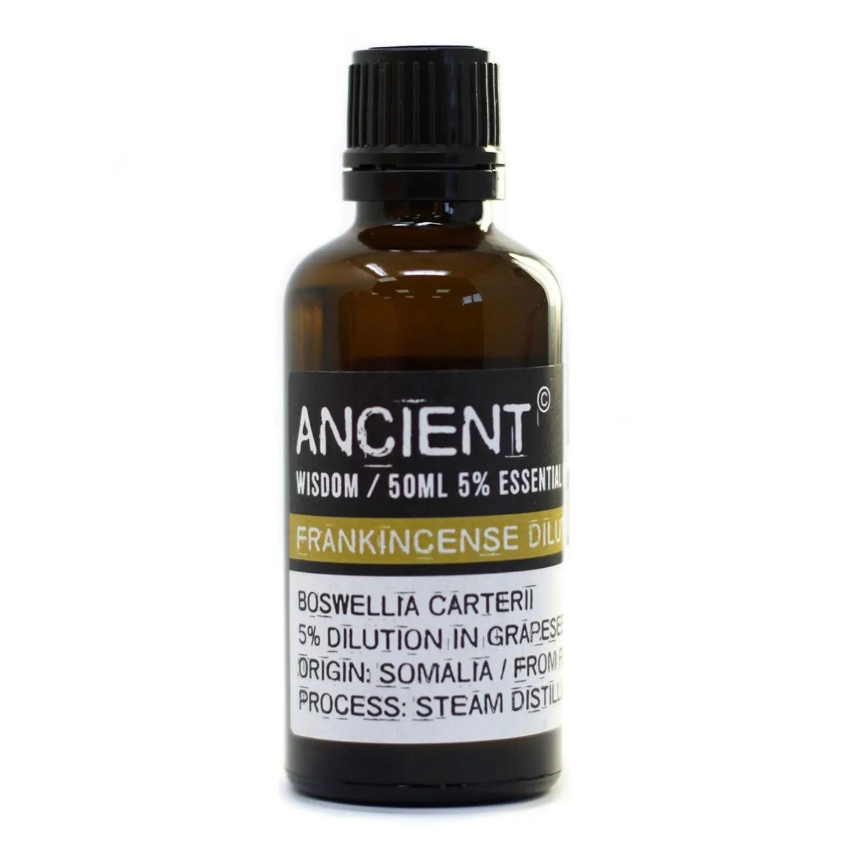 Frasco de vidrio ámbar de 50ml con tapa negra, contiene aceite esencial de incienso diluido, etiqueta blanca y negra.