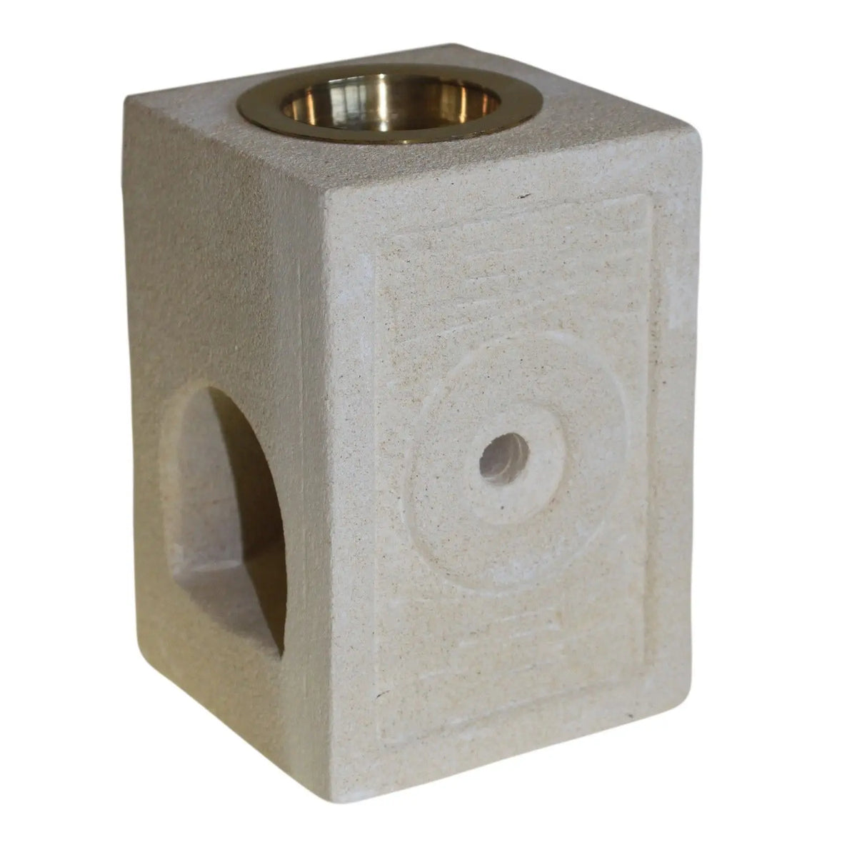 Quemador cuadrado de piedra arenisca beige tallada a mano con recipiente metálico circular en la parte superior.