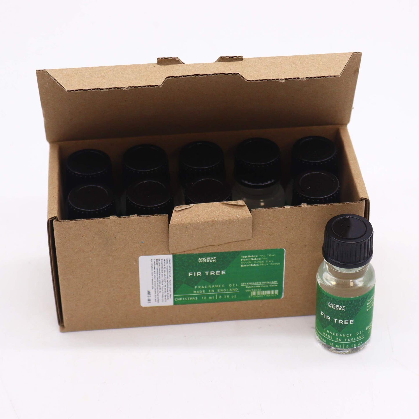 Caja de cartón con 10 frascos de aceite esencial de abeto de 10ml, uno fuera y nueve dentro sobre fondo blanco.
