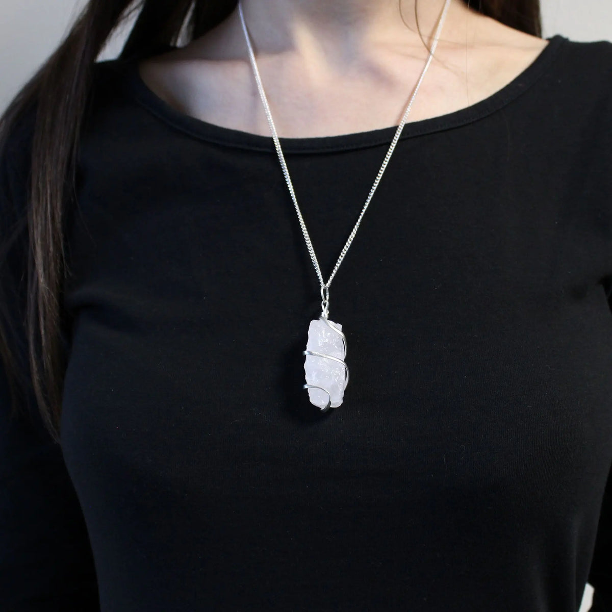 Collar opalita en bruto envuelta en espiral con cadena plateada