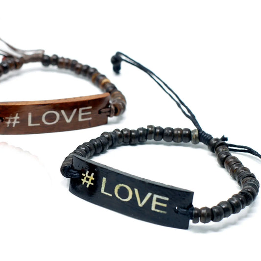 Dos pulseras ajustables de cuentas de madera de coco con una placa central grabada con el texto #LOVE.
