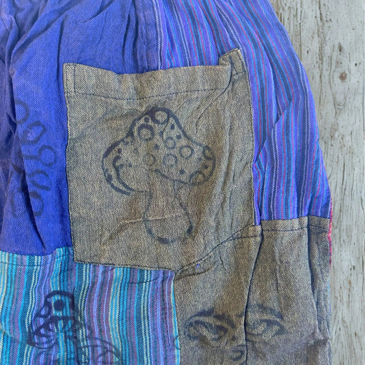 Pantalón de algodón azul con estampado multicolor y diseño de setas, estilo bohemio.