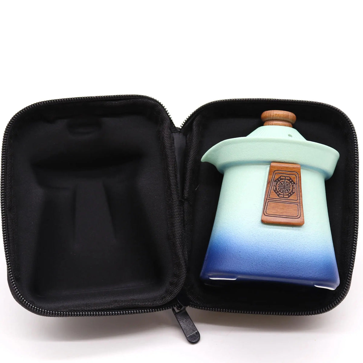 Tetera de cerámica azul degradado con detalle de madera en estuche protector negro de estilo minimalista oriental