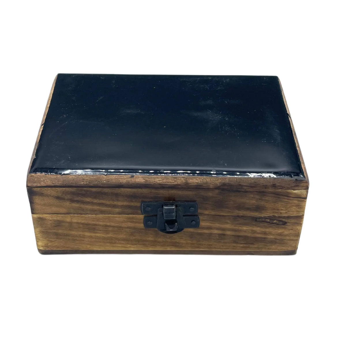 Caja rectangular de madera con tapa de cerámica negra brillante y cierre metálico frontal. 15x10x6cm.