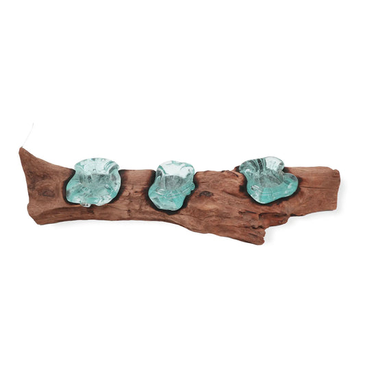 Portavelas triple: tres cuencos de vidrio fundido transparente sobre una base de madera natural, estilo artesanal.