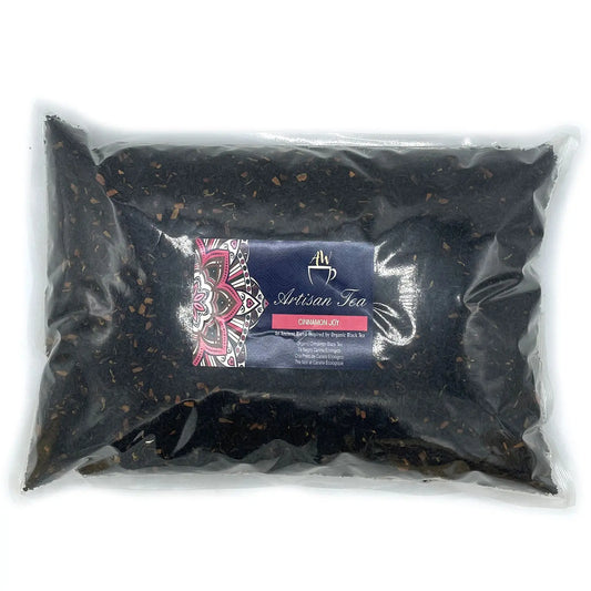 Bolsa de plástico transparente de 1kg con mezcla de té negro y trozos de canela, etiqueta rectangular con diseño floral.