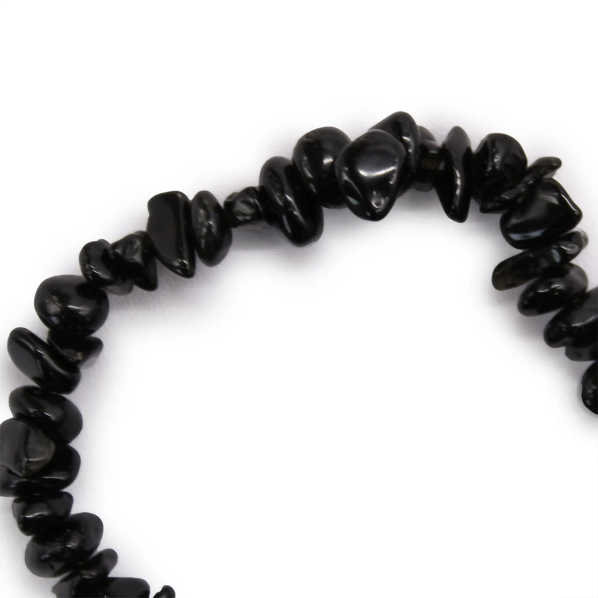 Pulsera elástica hecha con fragmentos pulidos de ágata negra irregular sobre fondo blanco.