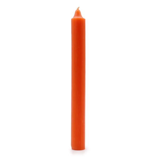 Vela cónica de color naranja rústico con acabado liso, posición vertical, sobre fondo blanco aislado.