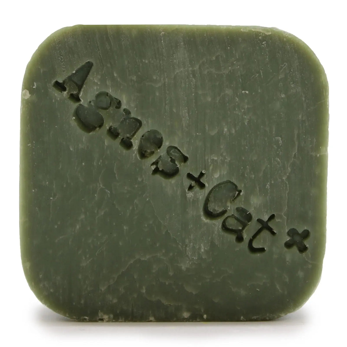 Pastilla de champú sólido Agnes + Cat de color verde oliva, forma cuadrada y logo grabado sobre fondo blanco.