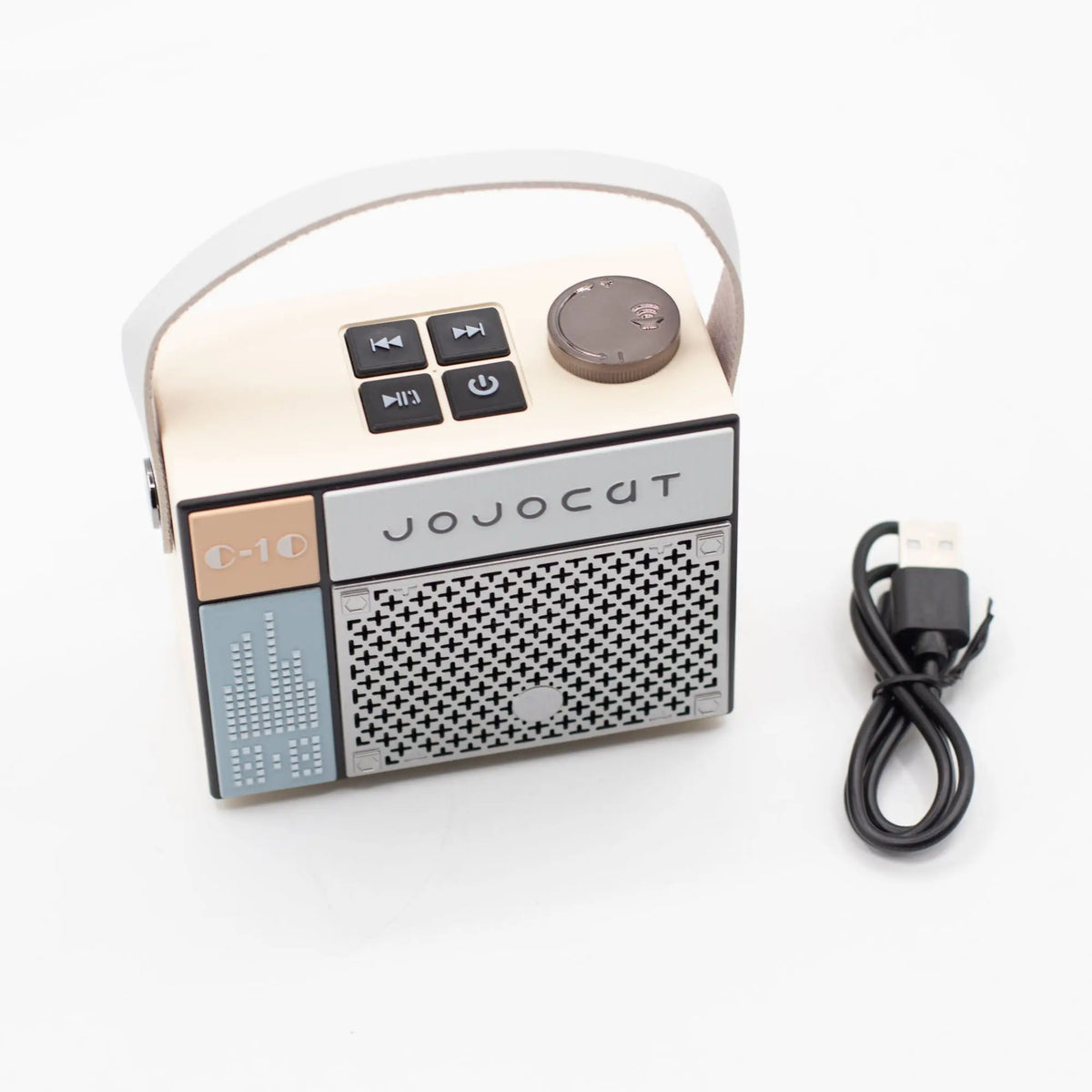 Altavoz Bluetooth Jojocut C10 estilo radio retro beige, con asa blanca, controles superiores y cable USB incluido.