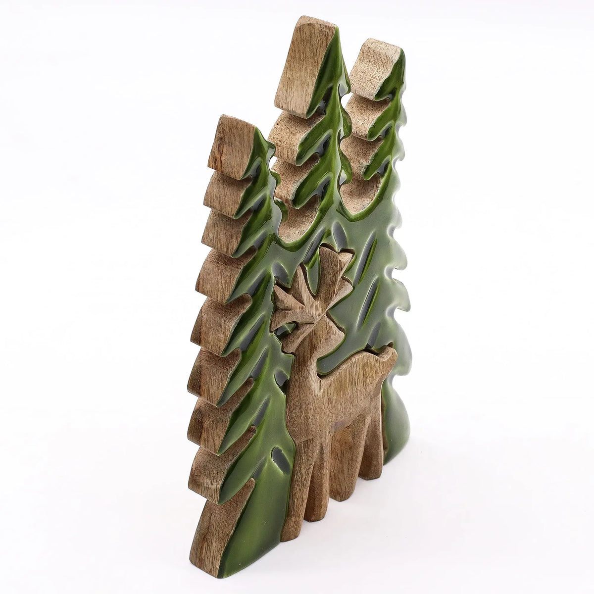 Adorno de madera con ciervo y árboles verdes, estilo rústico y natural, ideal para decoración de Navidad.