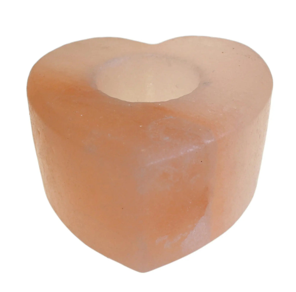 Soporte para vela de sal del Himalaya, forma de corazón, color rosa salmón, textura natural, fondo blanco.