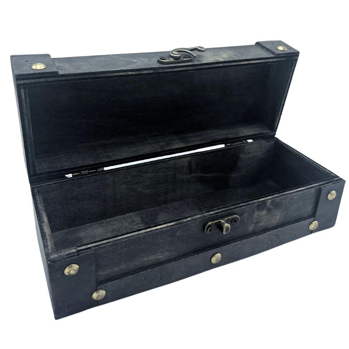 Baúl de madera gris estilo vintage, alargado y abierto, con herrajes metálicos y tachuelas decorativas doradas.