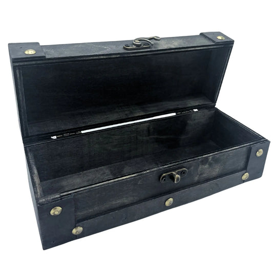 Baúl de madera gris estilo vintage, alargado y abierto, con herrajes metálicos y tachuelas decorativas doradas.