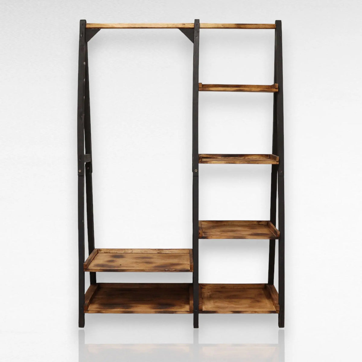 Perchero Ancient Wisdom de madera natural y estructura negra con estantes y barra para ropa. Diseño artesanal moderno.