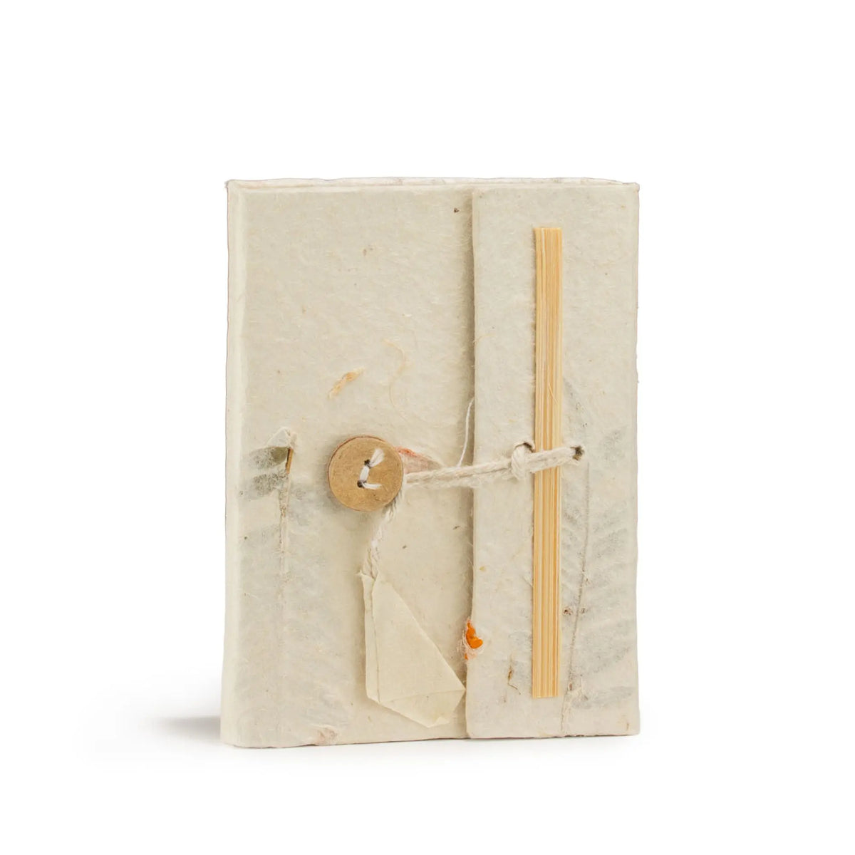 Cuaderno artesanal en papel reciclado, color blanco, con cierre de madera y cinta de bastidor en estilo rústico.