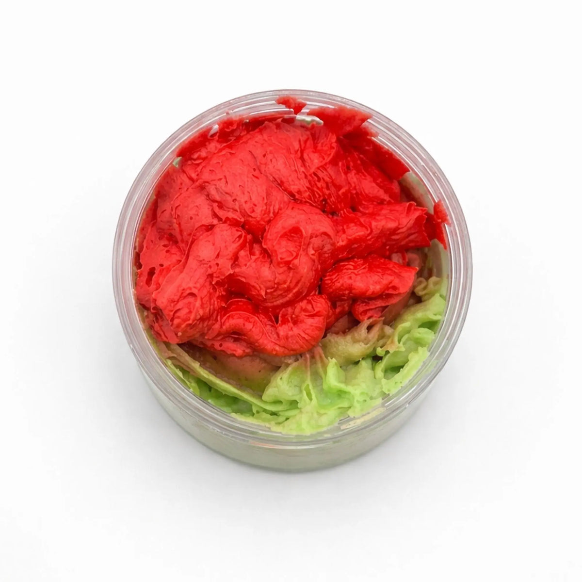Masa para decorar pasteles en tonos rojo y verde, textura suave en envase transparente. Ideal para repostería creativa.
