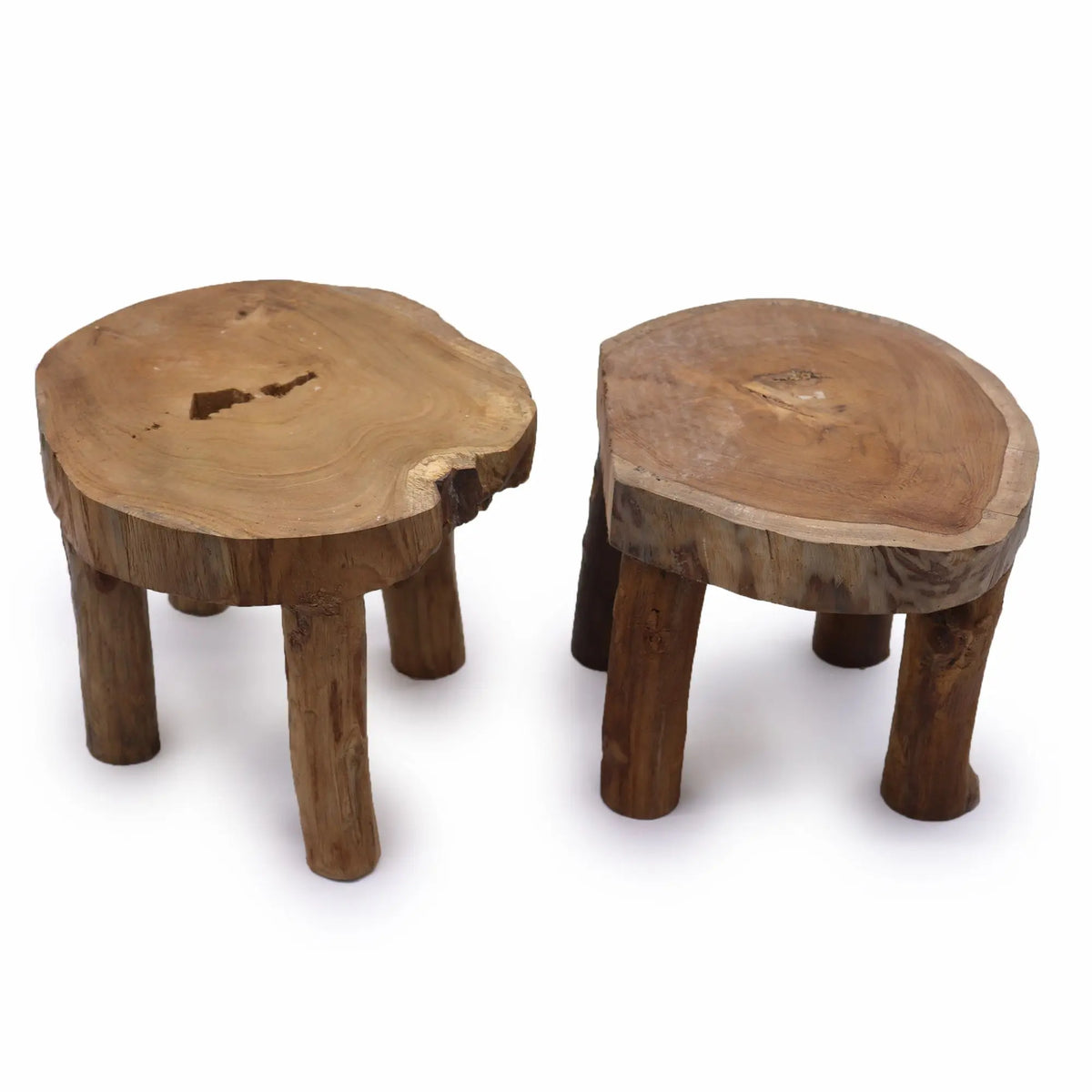 Dos taburetes de madera de teca natural con corte transversal, tres patas cada uno, estilo rústico, color marrón claro.