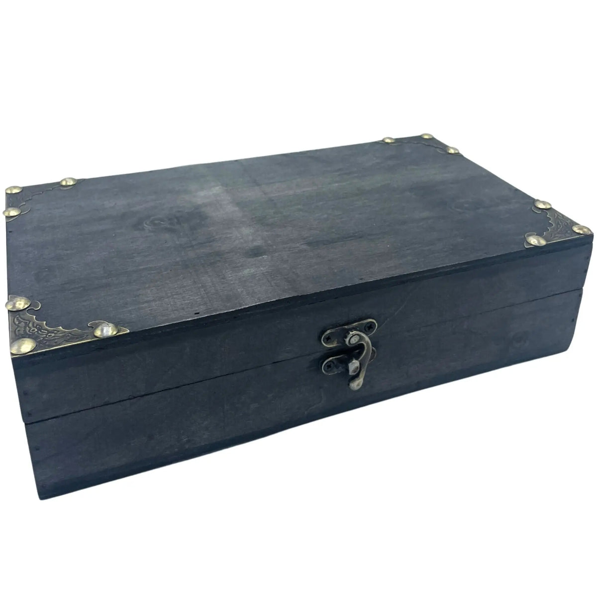 Caja de madera gris estilo vintage con herrajes metálicos y cierre de gancho, ideal para regalos o almacenamiento.