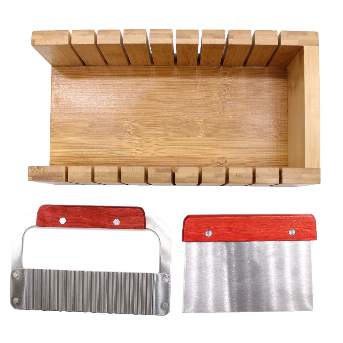 Cortadora de madera para jabón con ranuras guía, acompañada de dos cuchillas manuales: una ondulada y una recta.