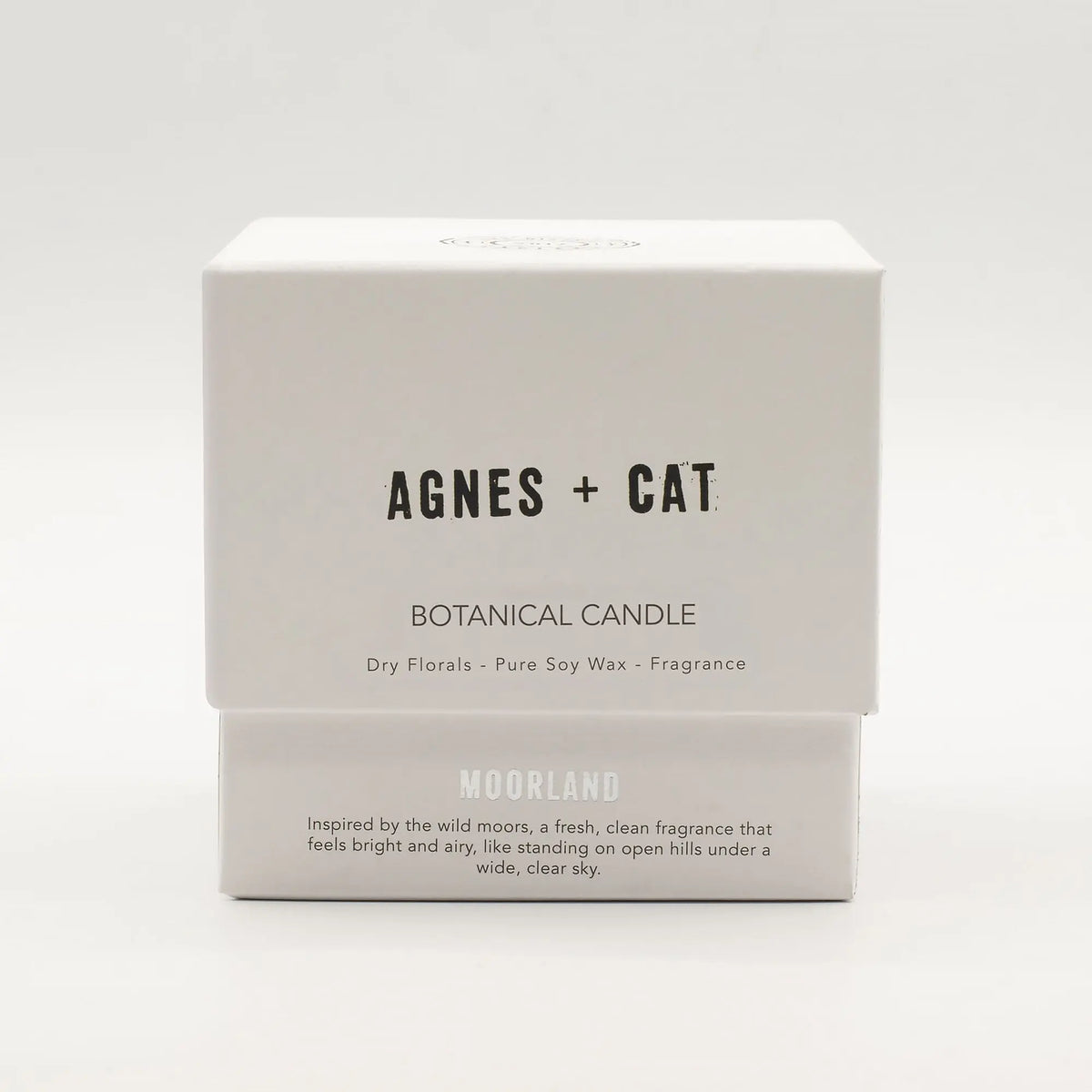 Vela botánica AGNES + CAT, cera de soya pura, aroma fresco y ligero, caja blanca con detalles elegantes.