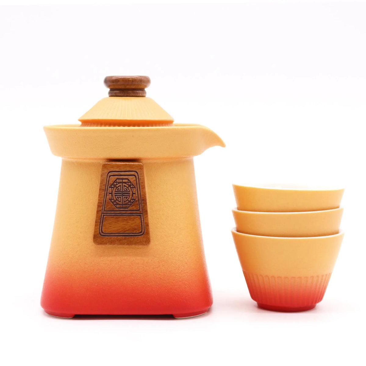 Juego de tetera y tres tazas de cerámica degradada en tonos naranja y amarillo con detalles en madera.