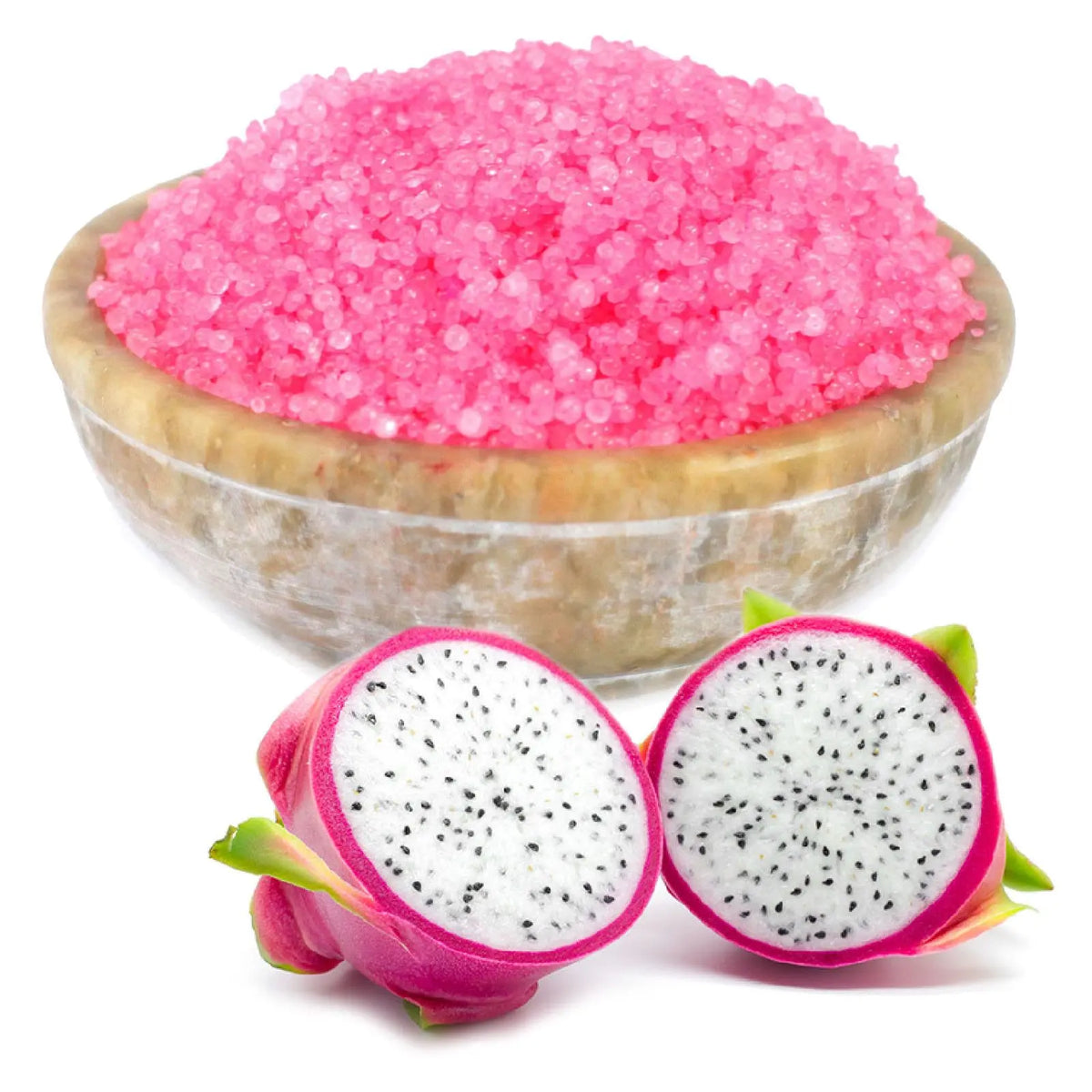 Cuenco de piedra con gránulos aromáticos de color rosa intenso junto a dos mitades de fruta del dragón sobre fondo blanco.