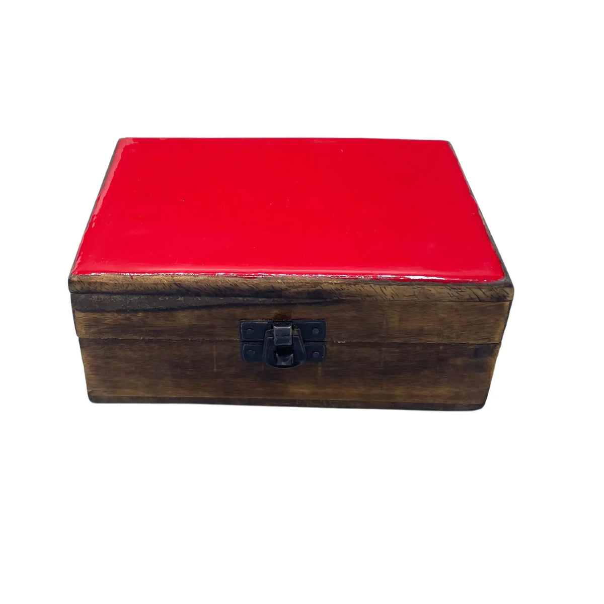 Caja rectangular de madera oscura con tapa roja esmaltada y cierre metálico, estilo artesanal y acabado brillante