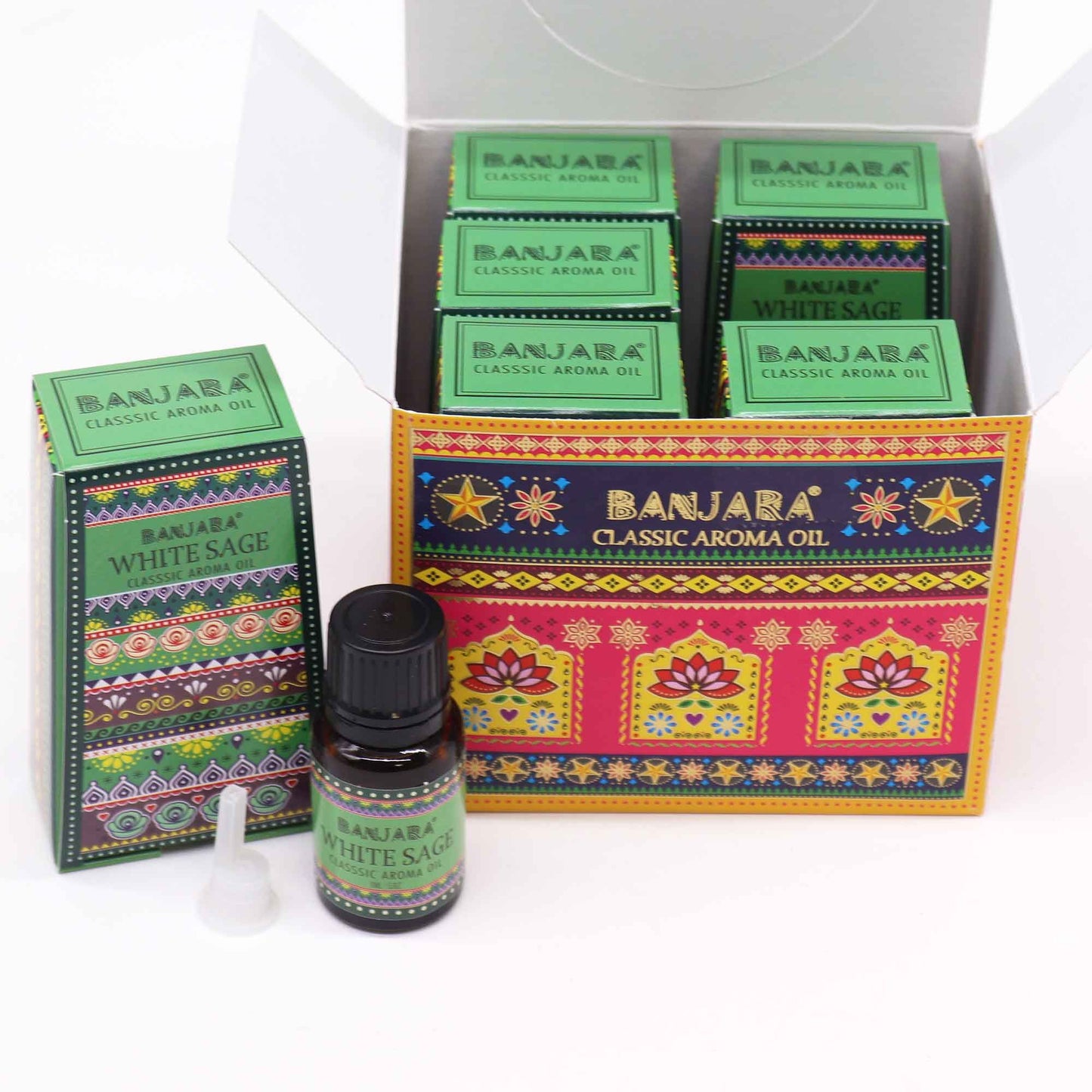 Frasco de aceite esencial junto a caja exhibidora con diseño étnico colorido y cajas individuales de salvia blanca.