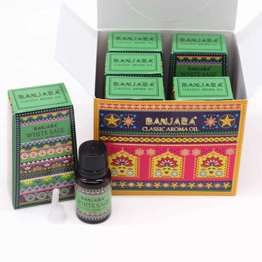 Frasco de aceite esencial junto a caja exhibidora con diseño étnico colorido y cajas individuales de salvia blanca.