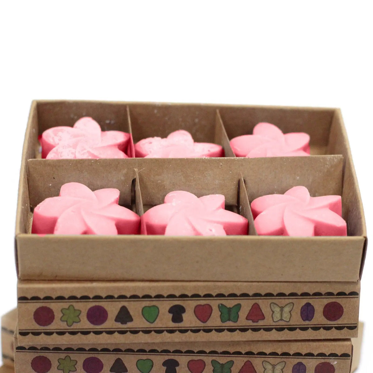 Caja de cartón con 6 ceras de soja rosas en forma de flor, con diseño decorativo y minimalista.