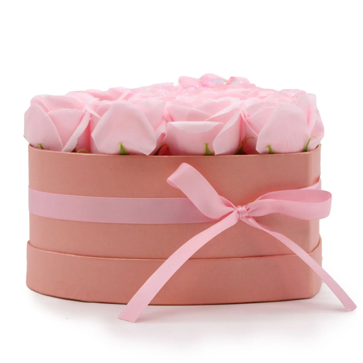 Caja en forma de corazón con 13 rosas de jabón rosadas, decorada con cinta de satén en tono rosa sobre fondo blanco