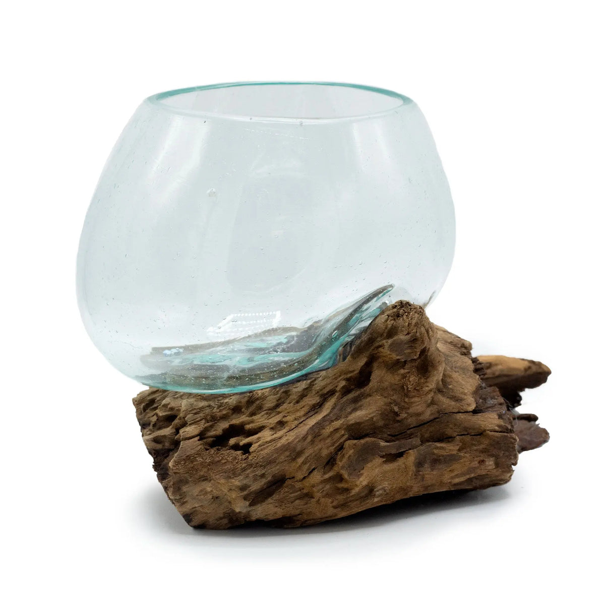 Tazón de vidrio soplado transparente fundido sobre una base de madera natural con textura rústica.