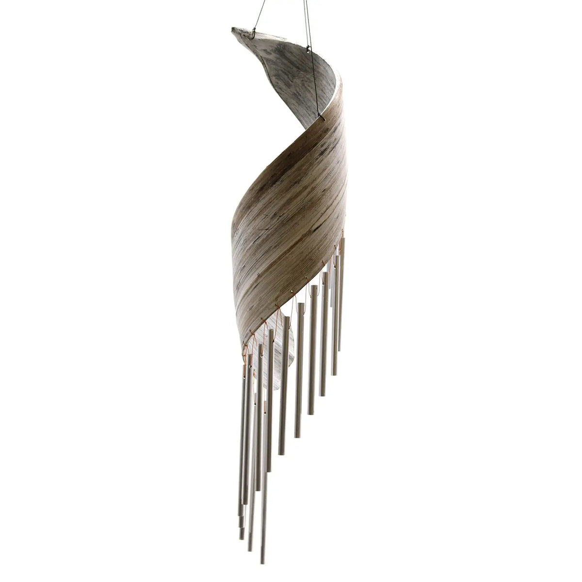 Campanilla de viento de hoja de coco blanqueada, con forma de espiral y tubos metálicos colgantes. Estilo artesanal.