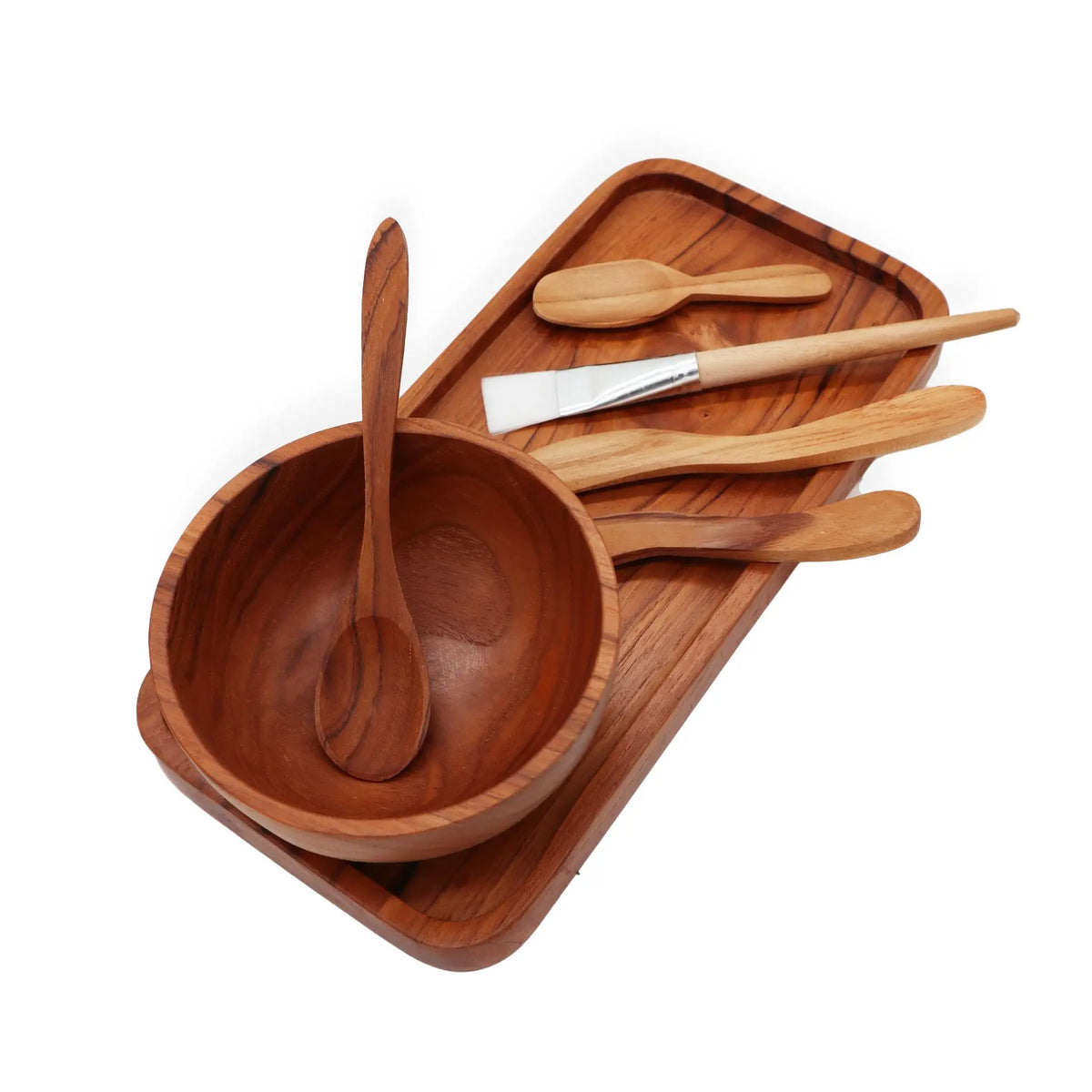 Kit de spa con cuenco, espátulas y brocha de madera natural sobre bandeja rectangular, estilo artesanal y minimalista