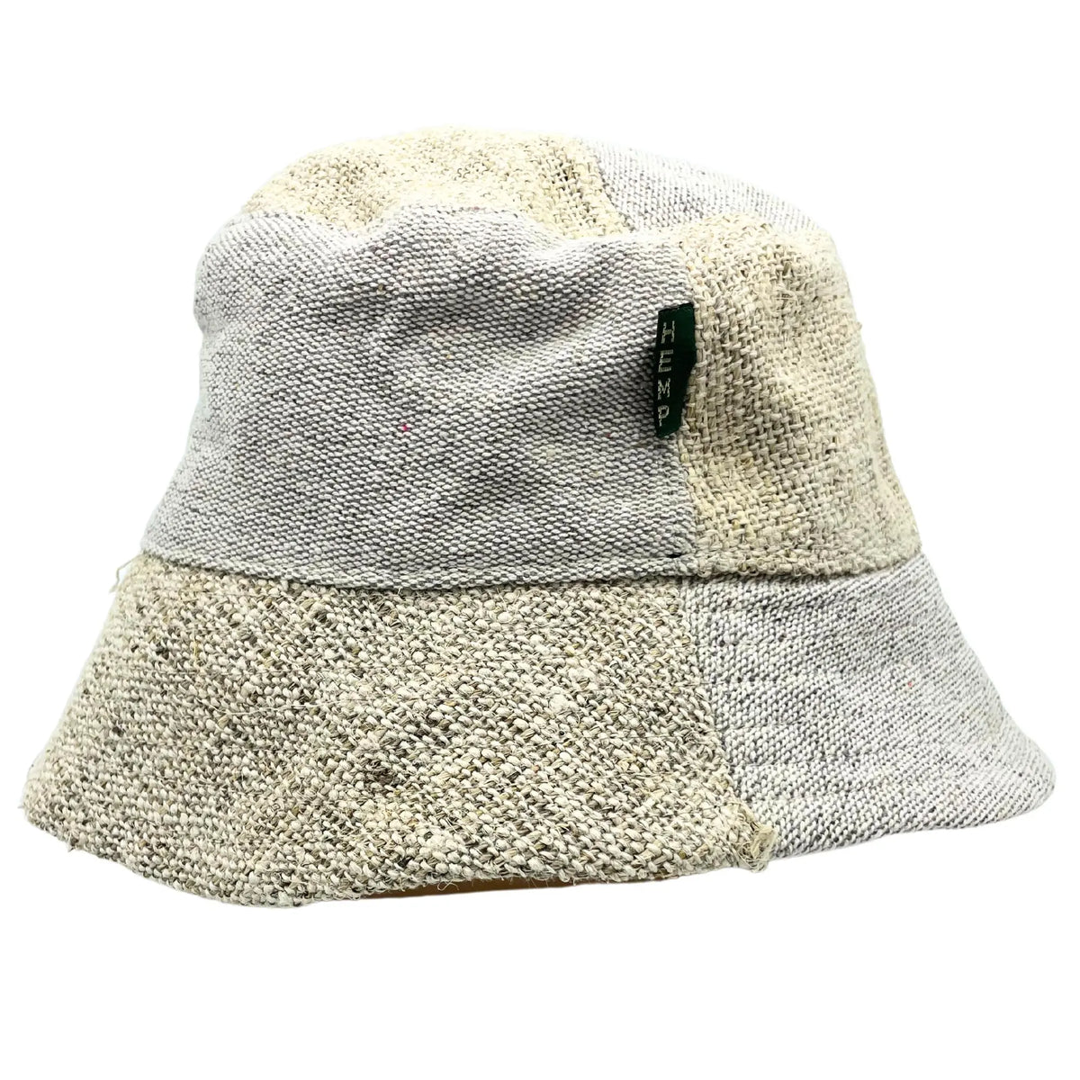 Sombrero tipo pescador de parches en cáñamo y algodón, con texturas rústicas en tonos naturales, beige y gris claro.