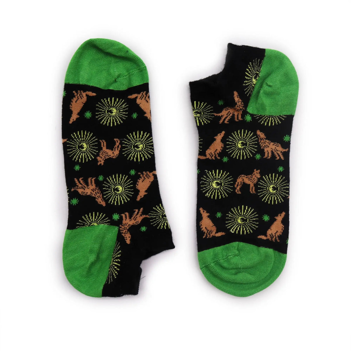 Calcetines cortos negros con dibujos de ciervos marrón y detalles verdes, ideales para un estilo divertido y casual.
