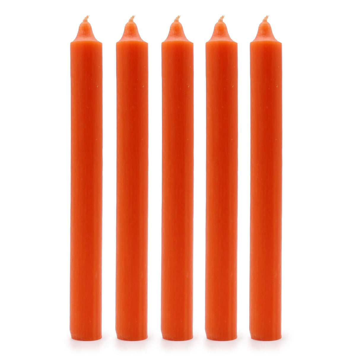 Cinco velas cilíndricas de color naranja rústico, con textura mate y mecha visible, dispuestas verticalmente.