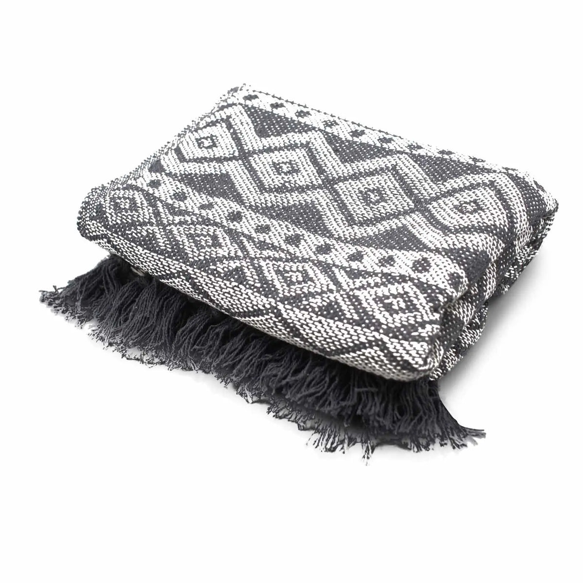 Manta decorativa de tejido algodón en blanco y negro, con diseño geométrico y flecos. Ideal para dar estilo.