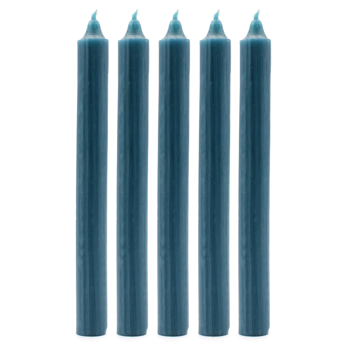 Cinco velas de mesa en color azul verdoso con acabado rústico y textura vertical alineadas sobre fondo blanco
