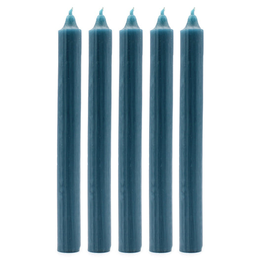 Cinco velas de mesa en color azul verdoso con acabado rústico y textura vertical alineadas sobre fondo blanco