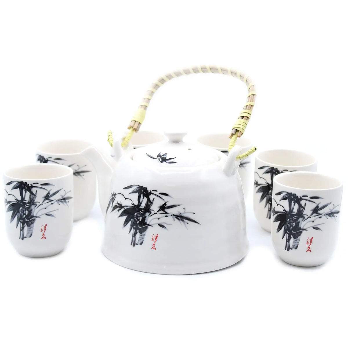Juego de té oriental Ancient Wisdom: tetera de cerámica blanca con asa de mimbre y tazas decoradas con bambú negro.