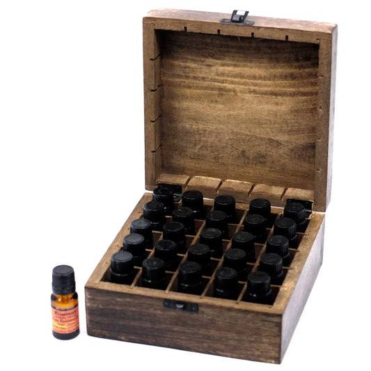 Caja de madera de mango oscura para 25 aceites esenciales, abierta, con compartimentos y un frasco al lado.
