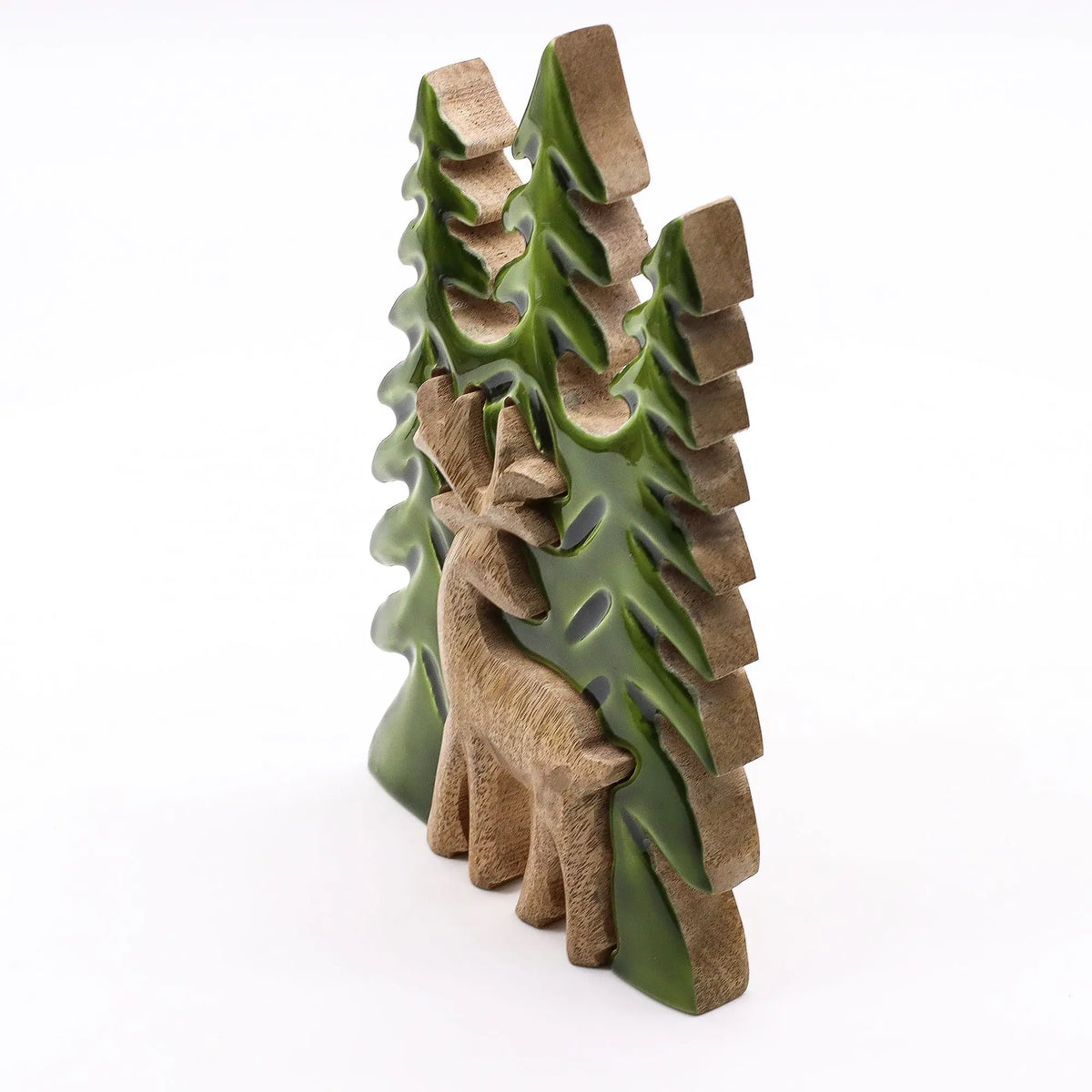 Escultura decorativa de ciervo en tonos verde y marrón, con árboles de fondo, estilo rústico y natural.