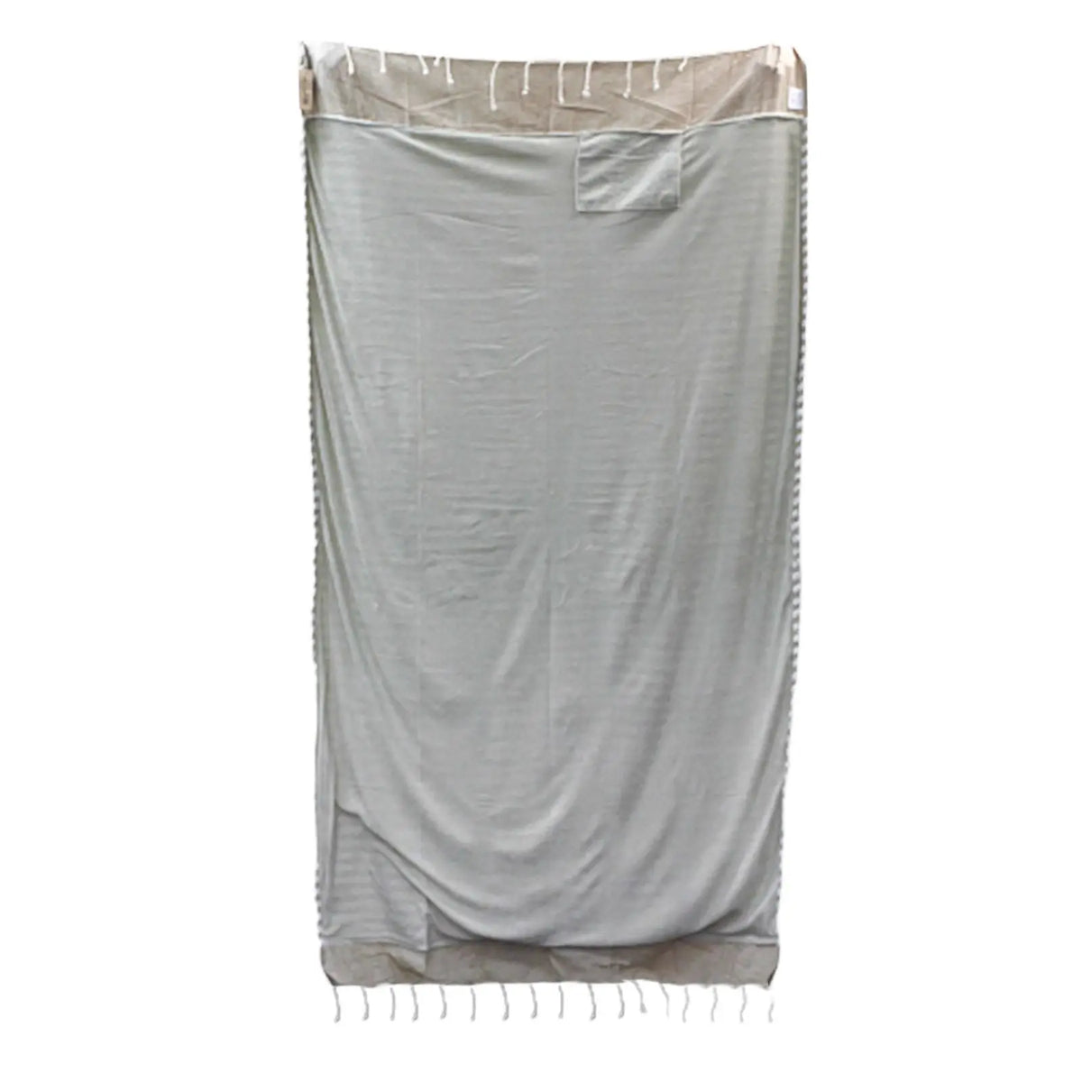 Toalla pareo de algodón color arena, rectangular, con textura suave, bordes con flecos y bolsillo superior cosido.