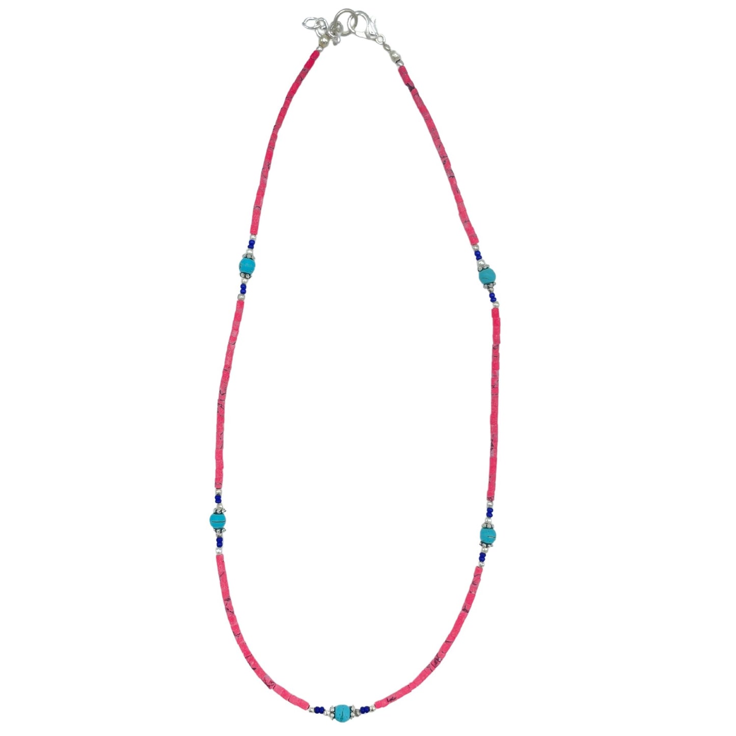 Collar artesanal de cuentas de coral rosa y turquesas redondas con detalles en azul y plata, estilo étnico nepalí.
