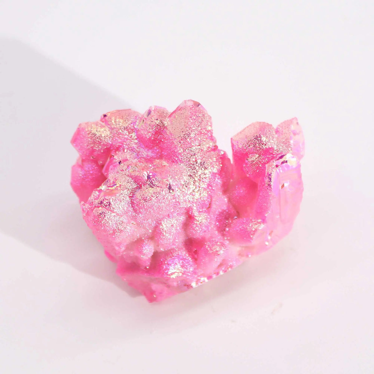 Cristal rosa brillante con destellos dorados, ideal para decoración y coleccionismo.