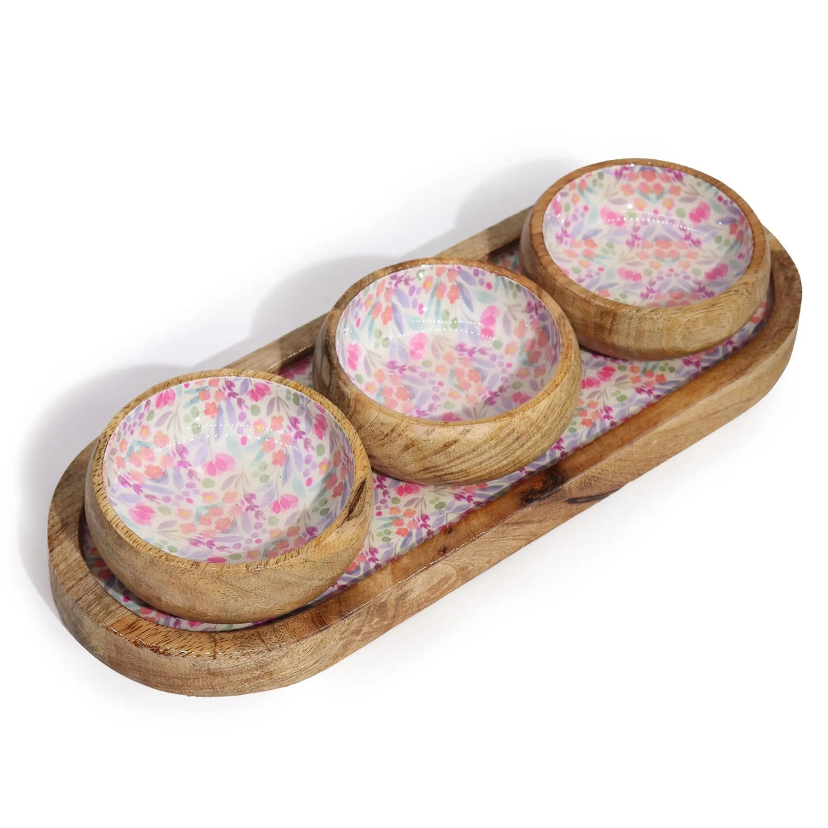 Bandeja ovalada de madera de mango con tres cuencos interiores decorados con un estampado floral multicolor y suave.