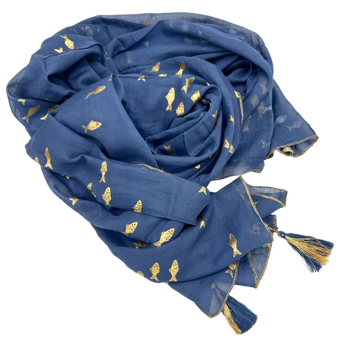 Pareo azul marino de tela ligera con estampado de peces dorados y terminaciones de flecos en las esquinas.