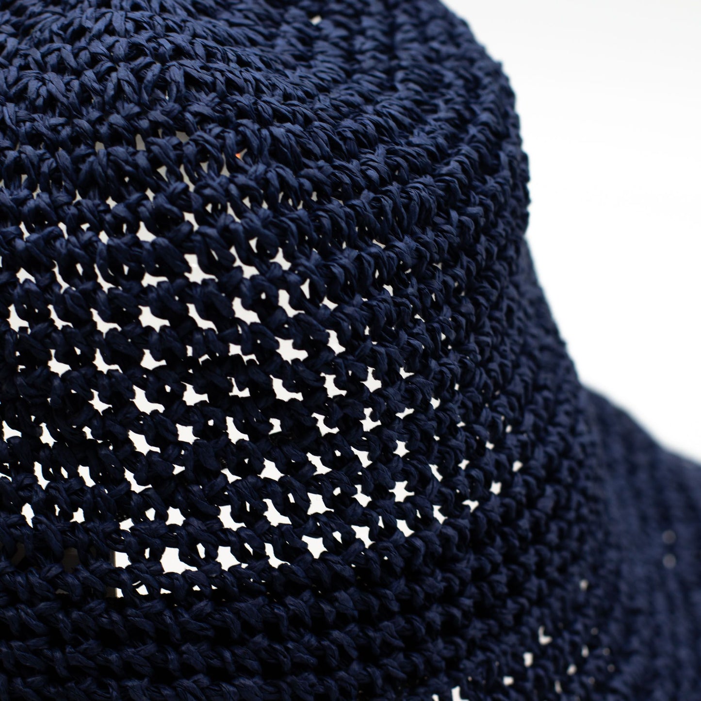 Sombrero de pescador tejido en crochet color azul marino, ideal para verano y actividades al aire libre.